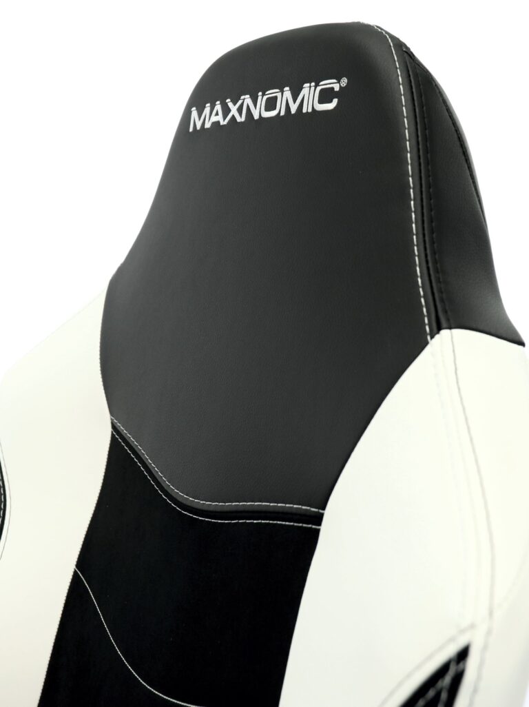 Nahaufnahme der Rückenlehne des Maxnomic® Leader Executive Edition Weiß mit weiß aufgesticktem Maxnomic®-Logo.