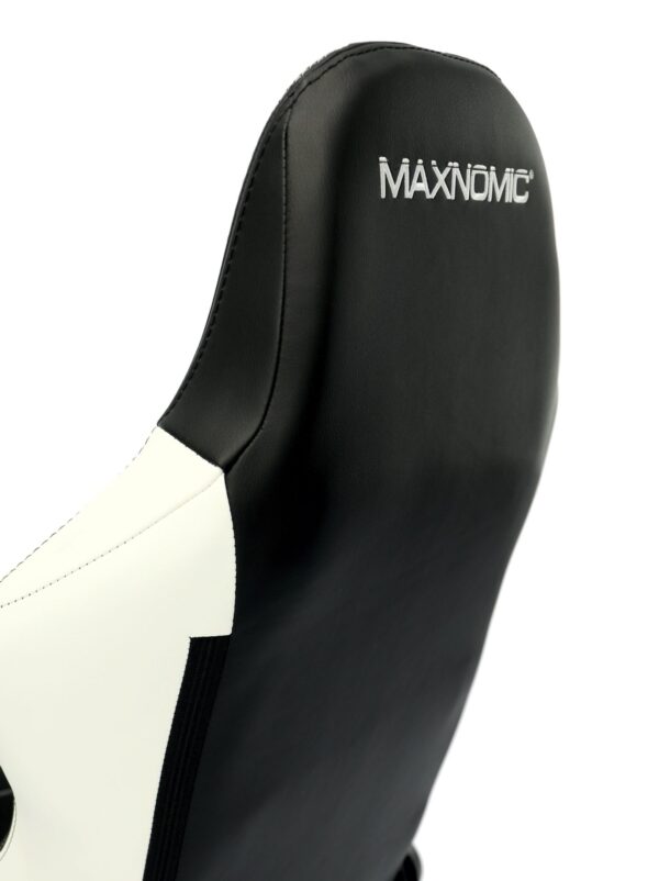 Nahaufnahme des oberen Bereichs der Rückenlehne des Maxnomic® Leader Executive Edition Weiß von hinten, mit weiß aufgesticktem Maxnomic®-Logo.