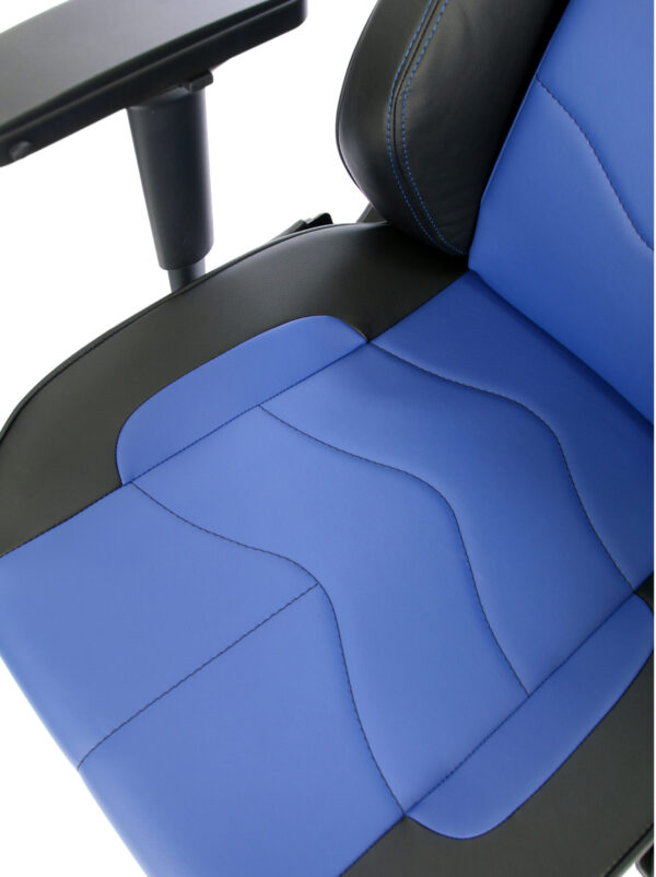 Seat of the Maxnomic® Leader blue with black stitching.