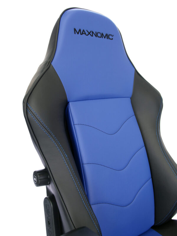 Close-up of the backrest of the Maxnomic® Leader Blue with black embroidered Maxnomic® logo.