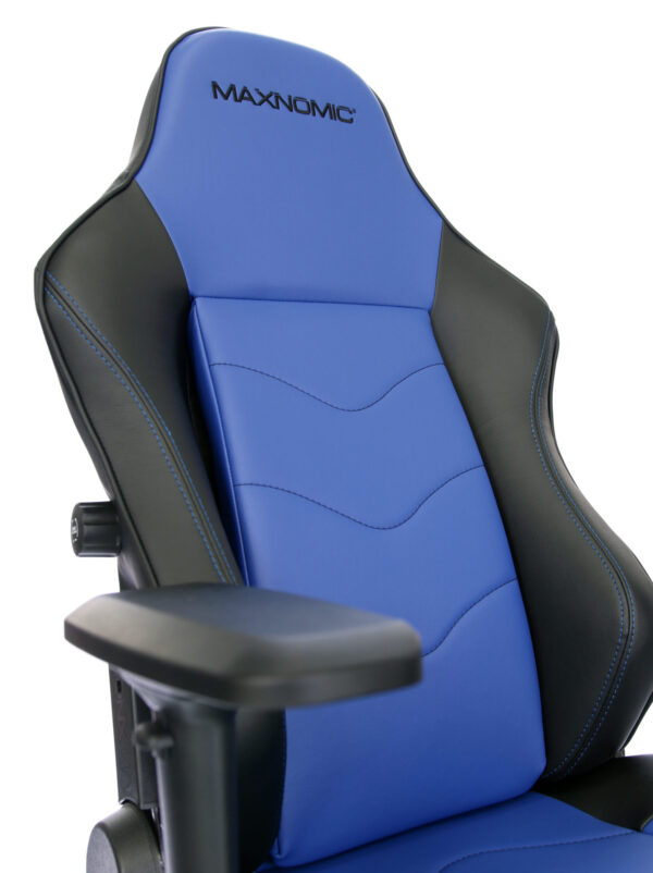 Close-up of the backrest of the Maxnomic® Leader Blue with black embroidered Maxnomic® logo.