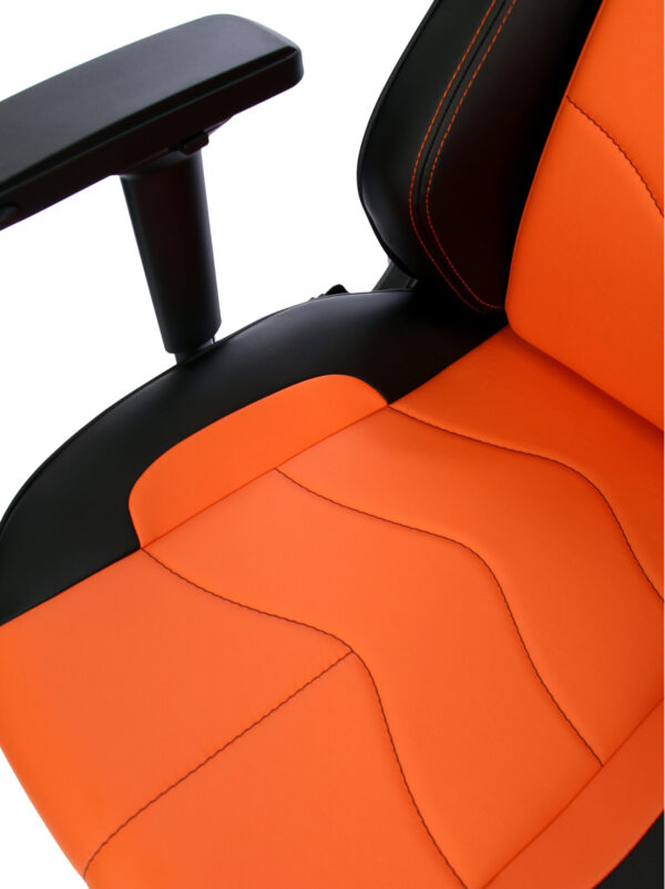 Seat of the Maxnomic® Leader Orange with black stitching.