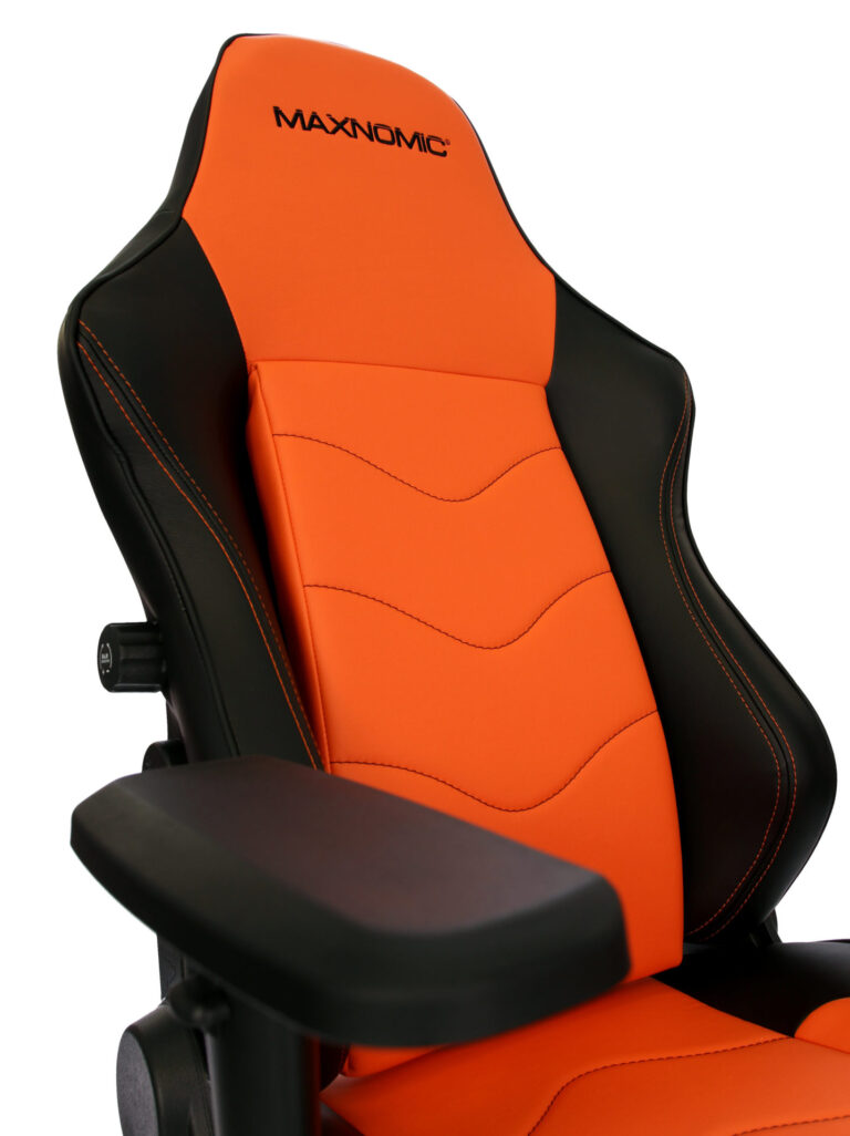 Close-up of the backrest of the Maxnomic® Leader Orange with black embroidered Maxnomic® logo.