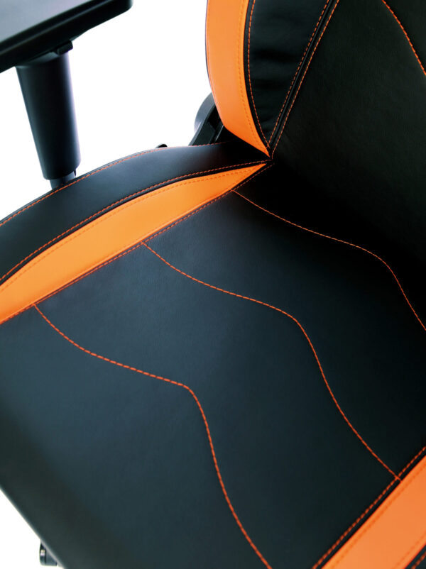 Sitzfläche des Maxnomic® Titanus Orange mit orangefarbener Nähten.