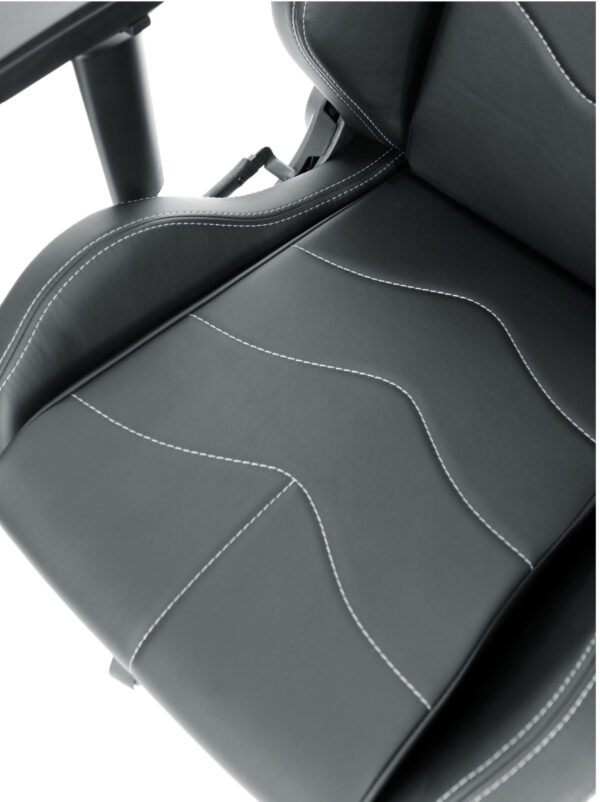 Sitzfläche des Maxnomic® Dominator Schwarz mit weißen Nähten.