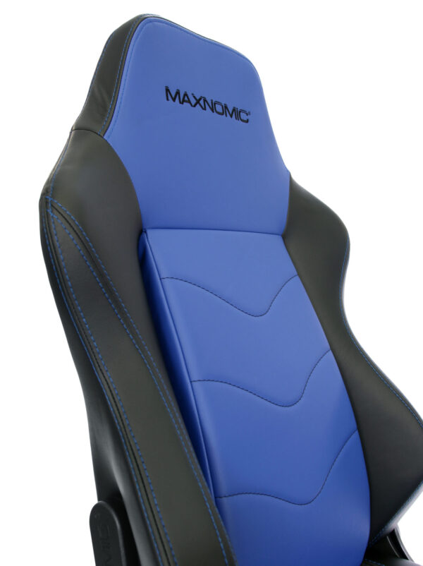 Backrest of the Maxnomic® Dominator Blue with black embroidered Maxnomic® logo.