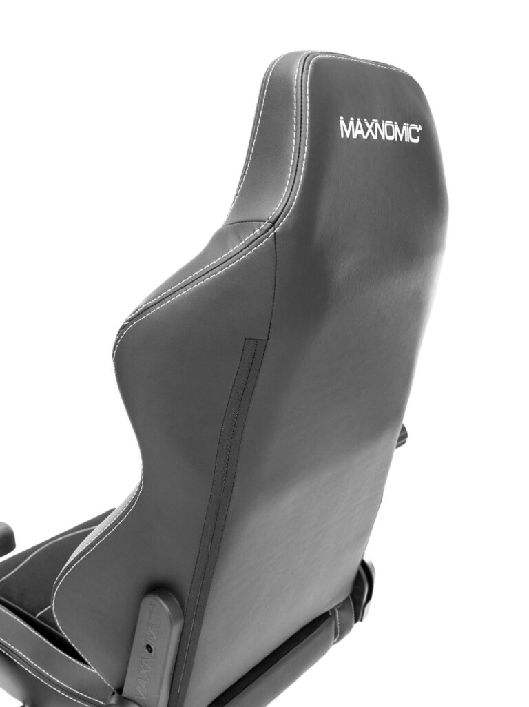 Close-up of the upper part of the backrest of the Maxnomic® Dominator Executive Edition Black from behind, with white embroidered Maxnomic® logo.