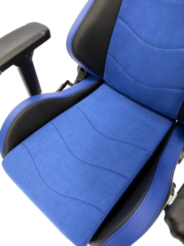 Sitzfläche und Armlehne des Maxnomic® Dominator Executive Edition Blau.