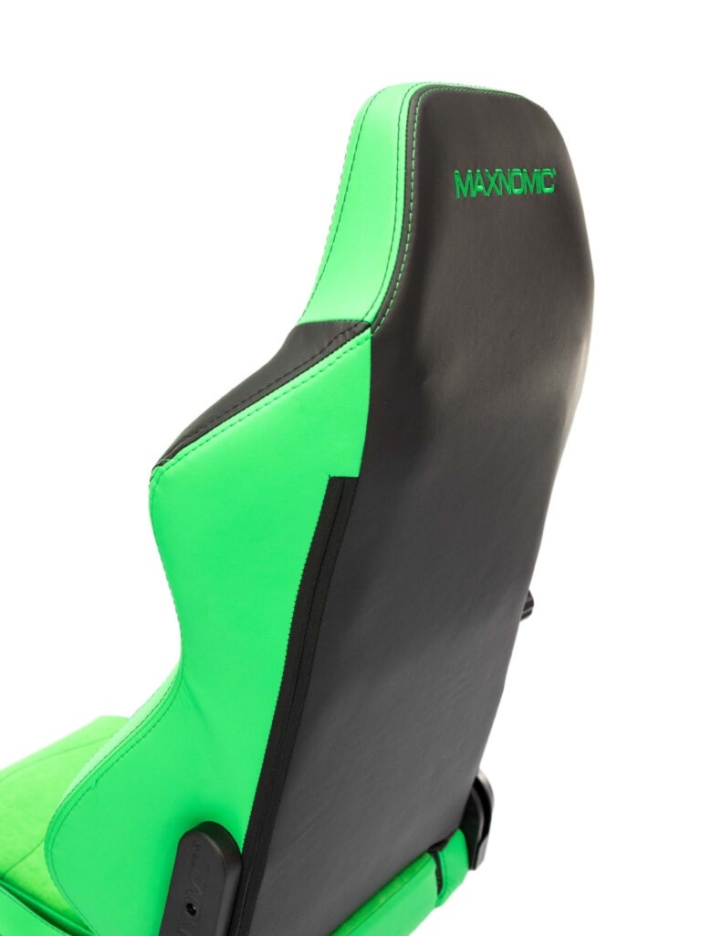 Nahaufnahme des oberen Bereichs der Rückenlehne des Maxnomic® Dominator Executive Edition Grün von hinten, mit grün aufgesticktem Maxnomic®-Logo.