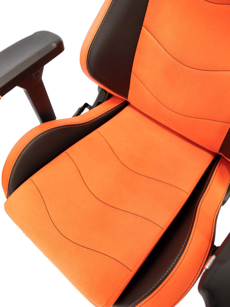 Sitzfläche und Armlehne des Maxnomic® Dominator Executive Edition Orange.