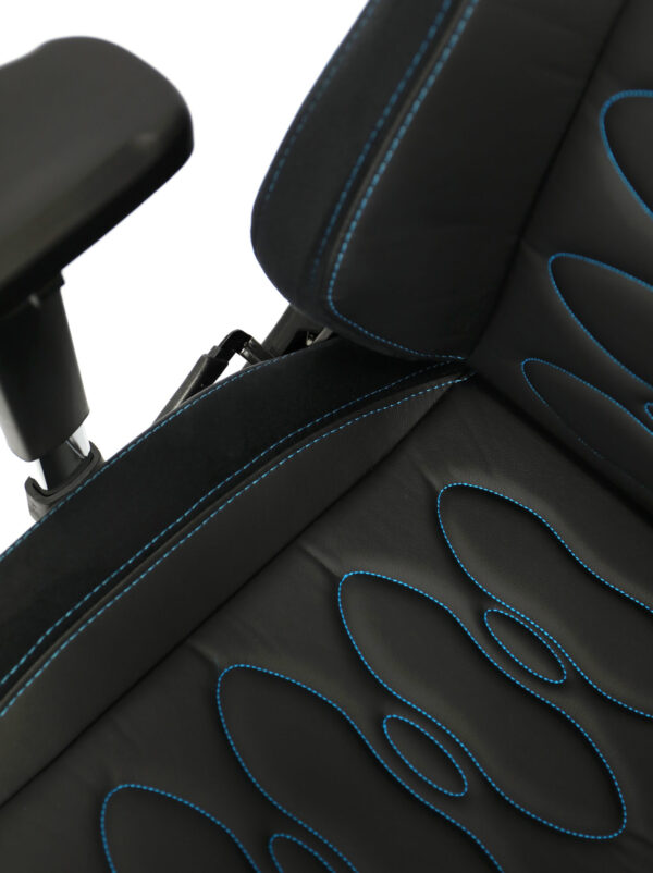 Seat of the Maxnomic® ERGOCEPTOR OFC Brilliant Blue with blue stitching and oval topstitching, also with blue stitching.