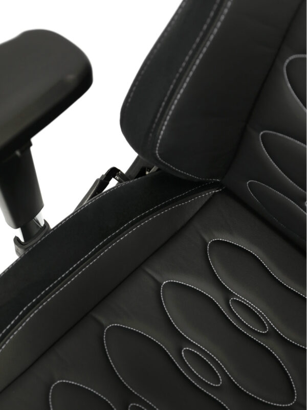 Seat of the Maxnomic® ERGOCEPTOR OFC Slightly Silver with gray stitching and oval topstitching, also with gray stitching.