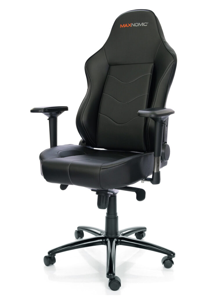 Bürostuhl Modell Maxnomic® Leader Schwarz. Schwarzer Bürostuhl mit Kunstlederbezug und integrierter Lordosenstütze, leicht nach links gedreht.