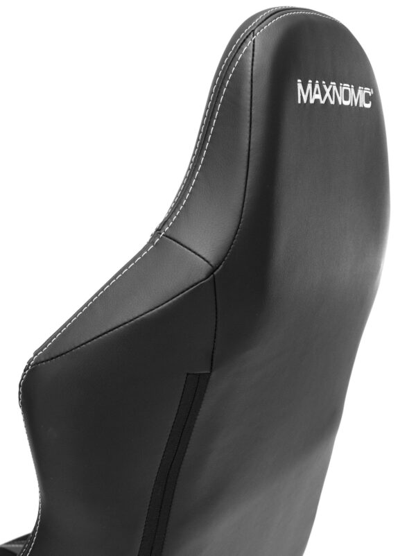 Nahaufnahme des oberen Bereichs der Rückenlehne des Maxnomic® Leader Executive Edition schwarz von hinten, mit weiß aufgesticktem Maxnomic®-Logo.