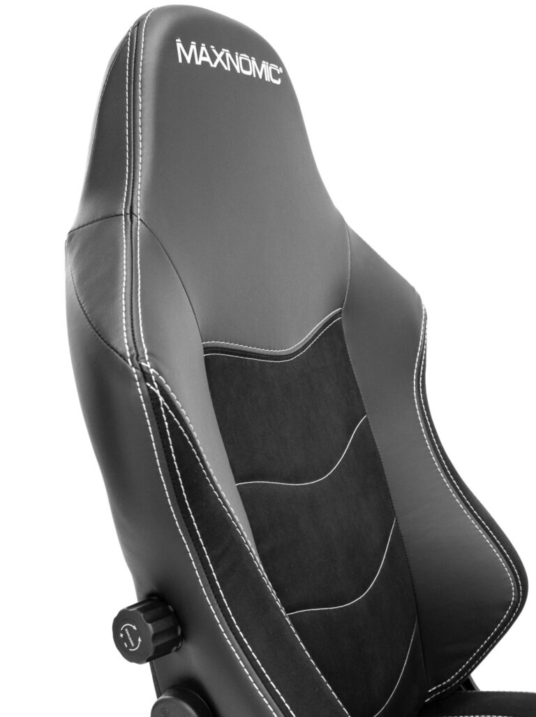 Close-up of the backrest of the Maxnomic® Leader Executive Edition Black with white embroidered Maxnomic® logo.