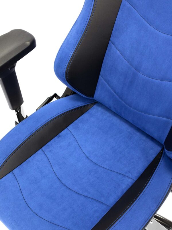 Seat of the Maxnomic® Leader Executive Edition Blue with black stitching.