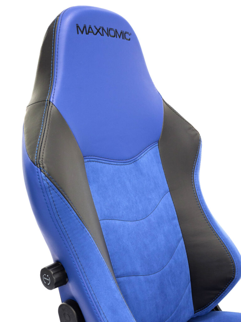 Close-up of the backrest of the Maxnomic® Leader Executive Edition Blue with black embroidered Maxnomic® logo.