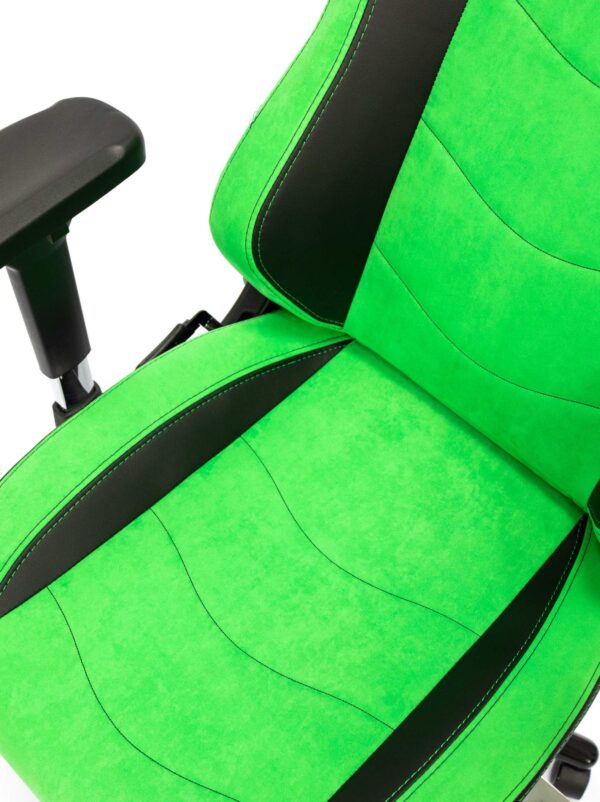 Seat of the Maxnomic® Leader Executive Edition Green with black stitching.