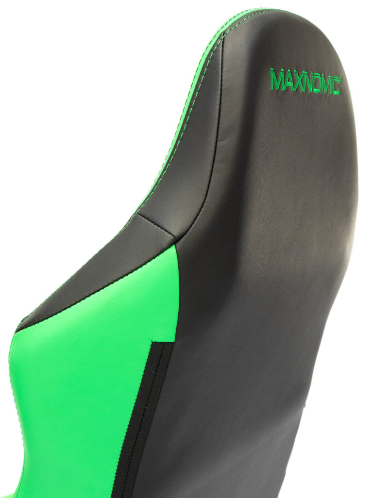 Nahaufnahme des oberen Bereichs der Rückenlehne des Maxnomic® Leader Executive Edition Grün von hinten, mit grünen aufgesticktem Maxnomic®-Logo.