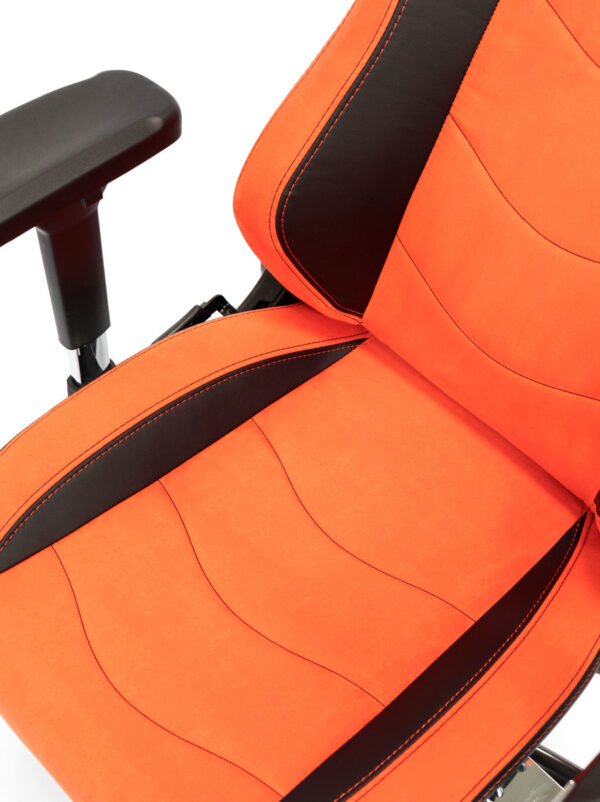 Seat of the Maxnomic® Leader Executive Edition Orange with black stitching.