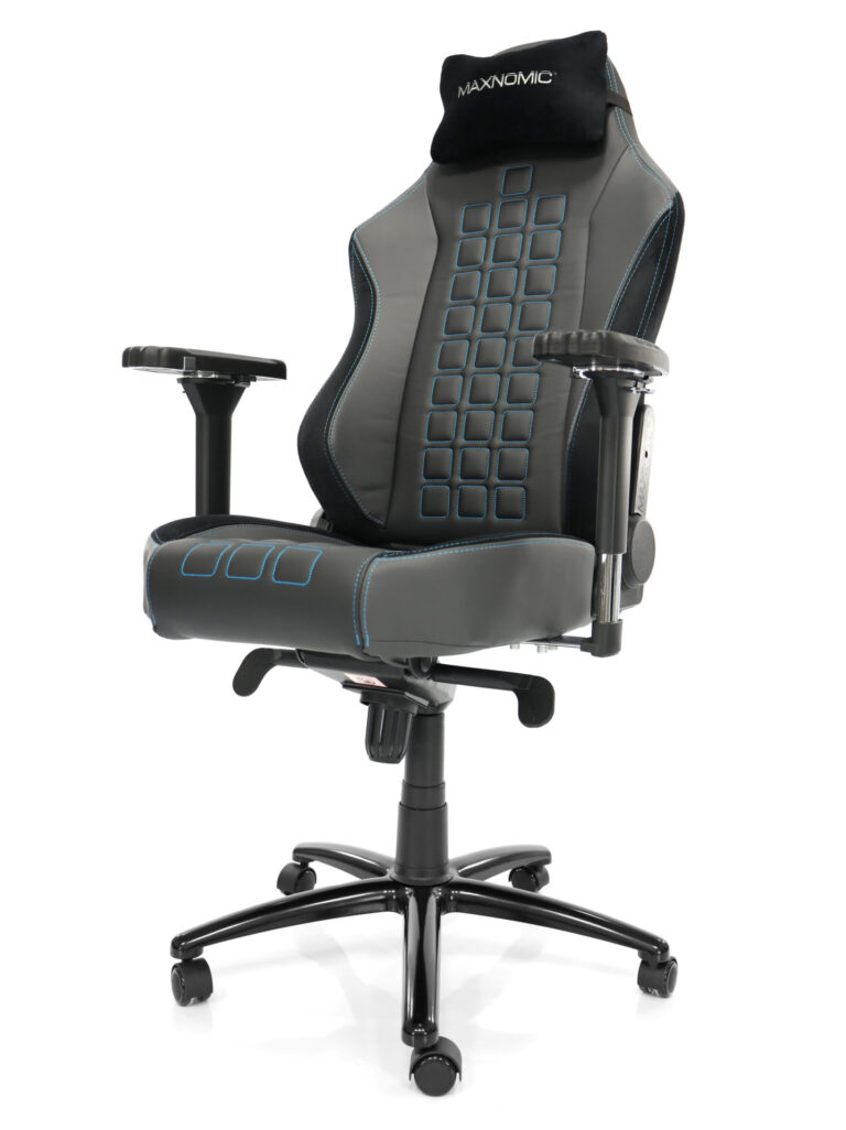 eSport-Stuhl Modell QUADCEPTOR OFC von Maxnomic® in Brilliant Blue. Ein schwarzer Bürostuhl mit quadratischen Absteppungen, blauen Nähten und Kopf- und Lordosenkissen.