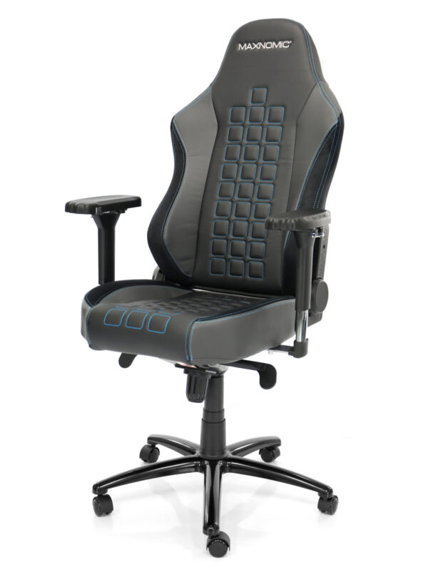 eSport-Stuhl Modell QUADCEPTOR OFC von Maxnomic® in Brilliant Blue. Ein schwarzer Bürostuhl mit quadratischen blauen Absteppungen, leicht nach links gedreht.