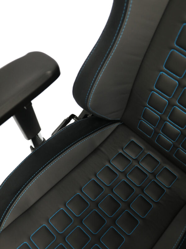 Seat of the Maxnomic® QUADCEPTOR OFC Brilliant Blue with blue stitching and square topstitching, also with blue stitching.