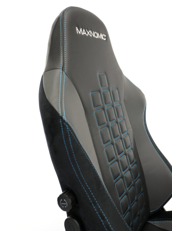 Rückenlehne des Maxnomic® QUADCEPTOR OFC Brilliant Blue mit grau gesticktem Maxnomic®-Logo.