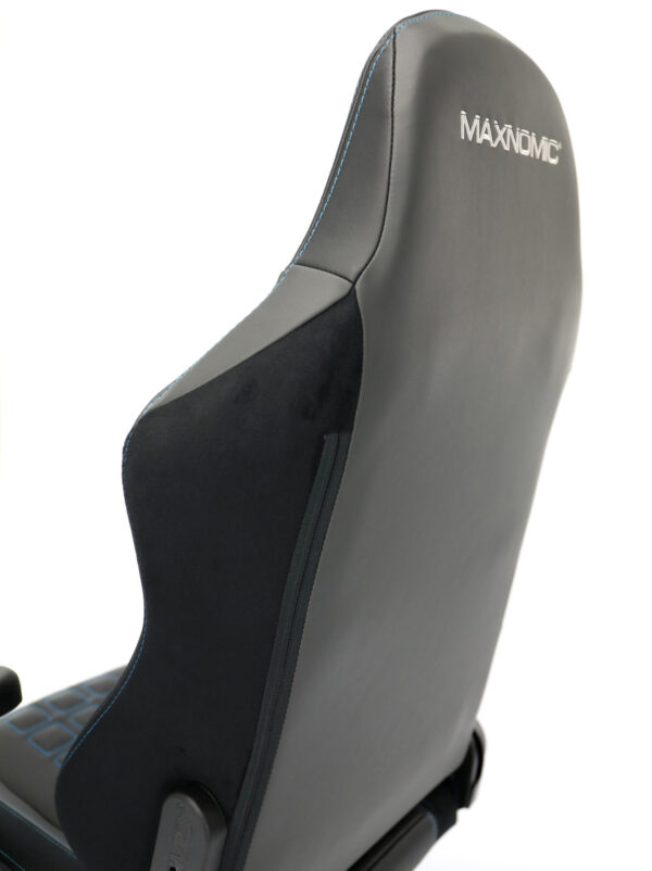 Rear view of the backrest of the Maxnomic® QUADCEPTOR OFC Brilliant Blue with gray embroidered Maxnomic® logo.