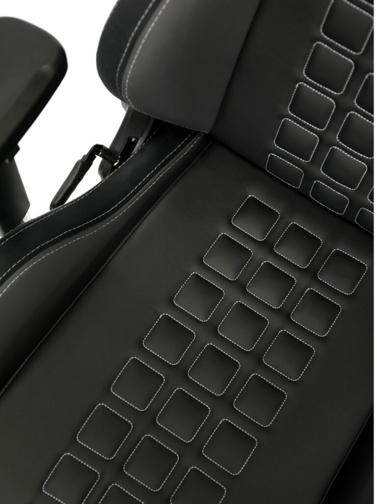 Seat of the Maxnomic® QUADCEPTOR PRO Slightly Silver with silver stitching and square topstitching, also with silver stitching.