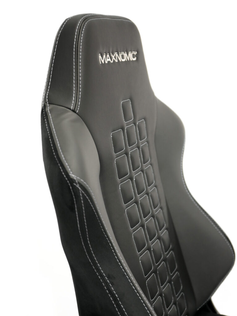 Backrest of the Maxnomic® QUADCEPTOR PRO Slightly Silver with gray embroidered Maxnomic® logo.