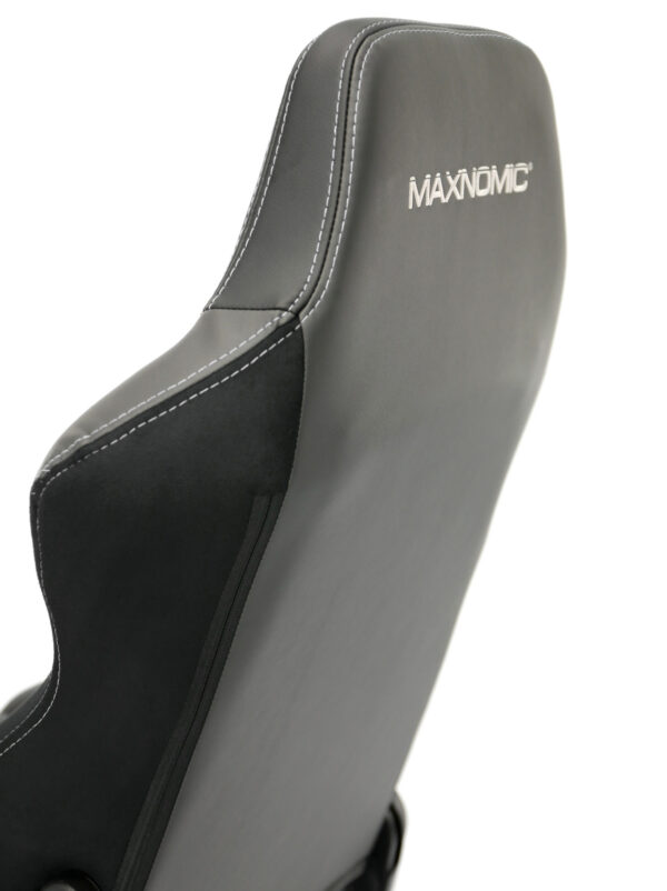 Rear view of the backrest of the Maxnomic® QUADCEPTOR PRO Slightly Silver with gray embroidered Maxnomic® logo.