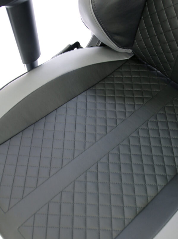 Seat of the Maxnomic® Classic OFC with diamond stitch.