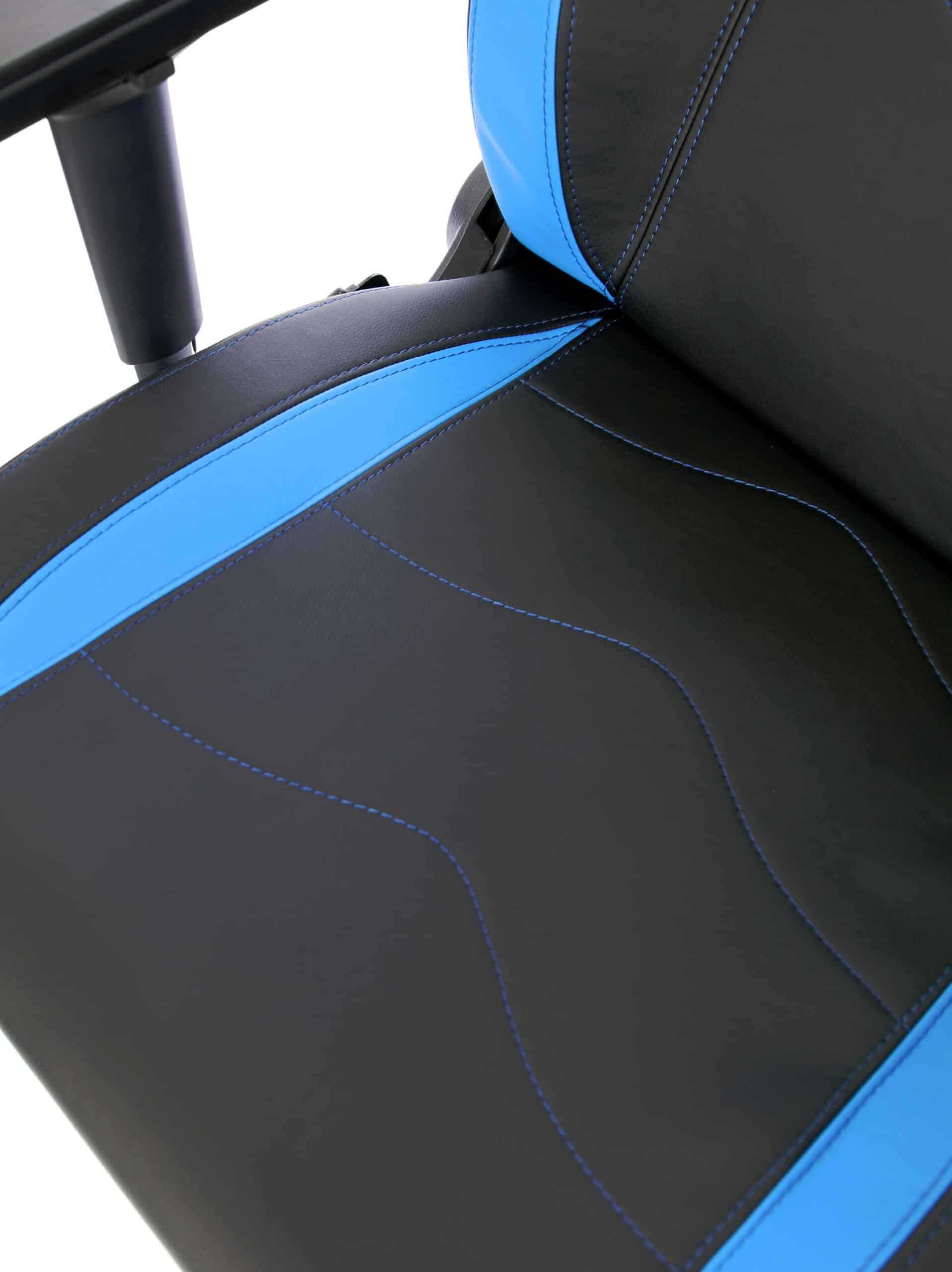 Sitzfläche des Maxnomic® Titanus Blau mit blauen Nähten.